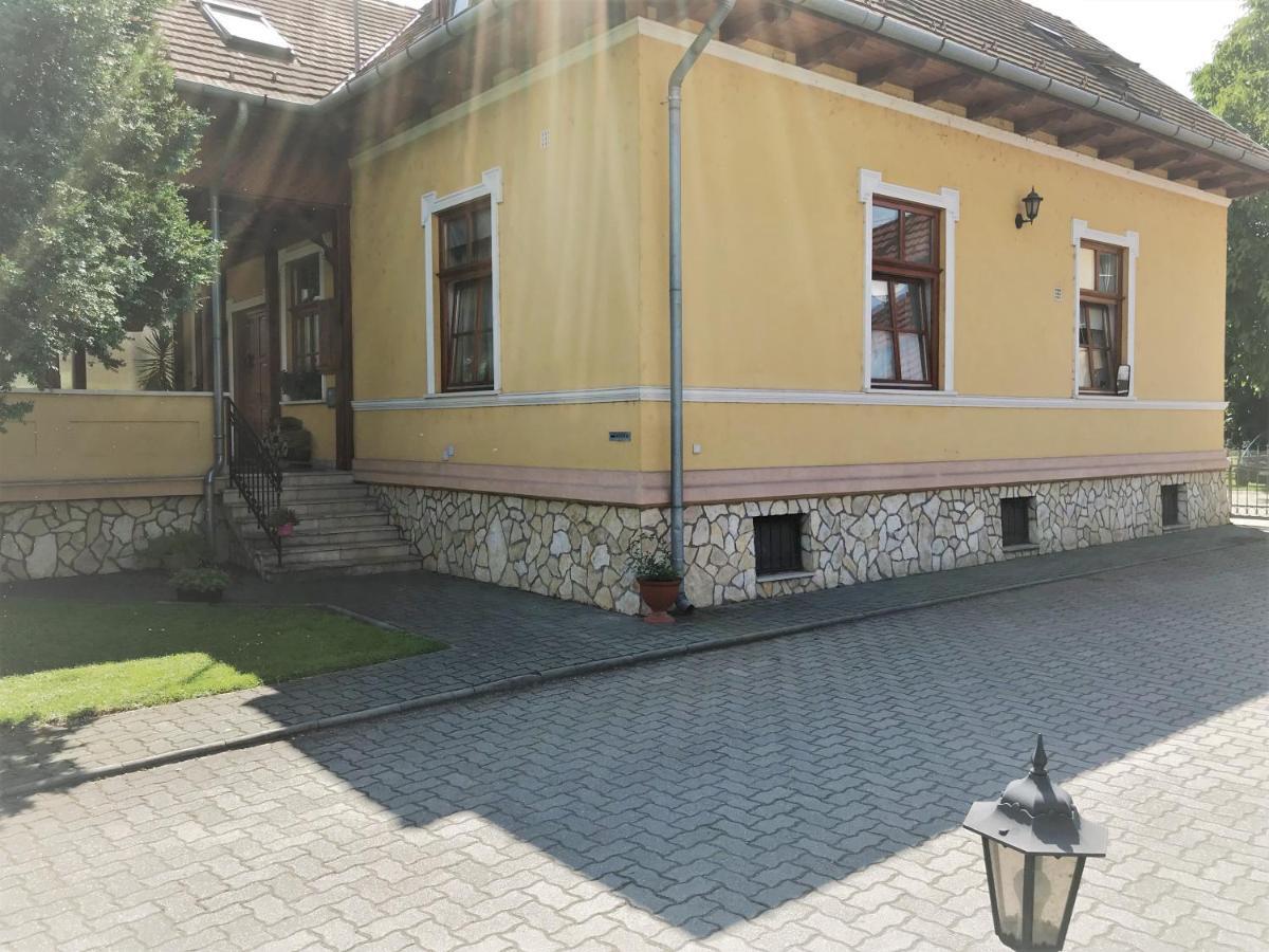 Szent Istvan Fogado Hotel Нагимарош Екстериор снимка